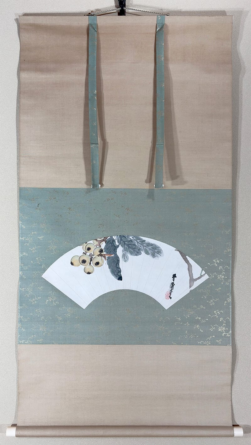 枇杷に蜂